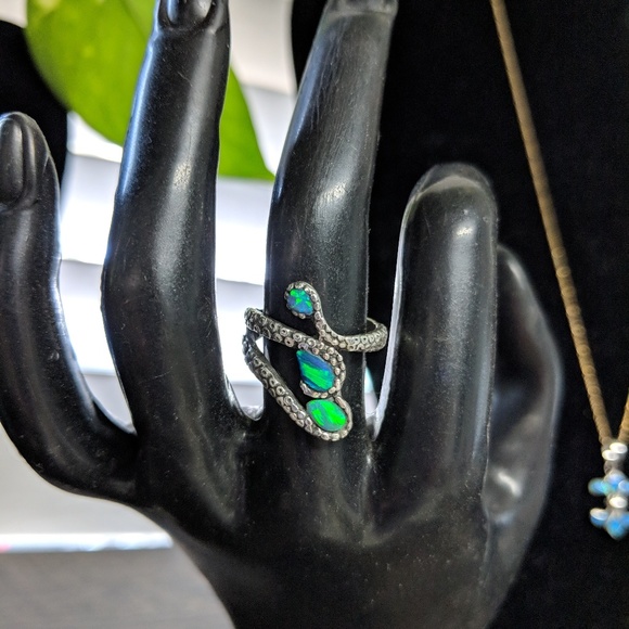 Sterling silver octopus tentacle ring with opal - Picture 2 of 5